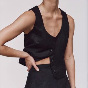 NWT Oscar scoop neck button vest